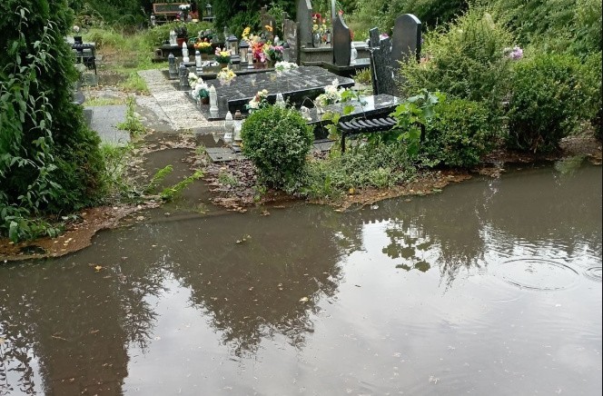 Tak wyglądały cmentarne alejki po ostatnich ulewach