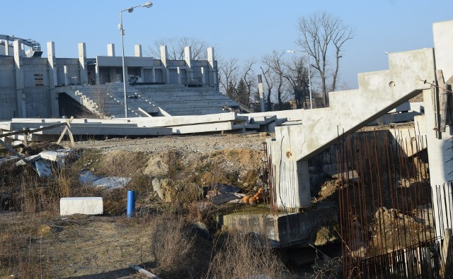 W najbliższych dniach mają ruszyć prace na stadionie przy ulicy Struga 63. Miejski Ośrodek Sportu i Rekreacji podpisał właśnie aneks do umowy dotyczącej dokończenia budowy hali i stadionu powstających w ramach Radomskiego Centrum Sportu- Po przeprowadzonych badaniach geotechnicznych i ocenie stanu gruntu pod fundamentami, zostało wybrane rozwiązanie, kt&oacute;re ma wzmocnić podłoże pod trybuną p&oacute;łnocną. Podniesienie parametr&oacute;w mechanicznych i uszczelnienie podłoża gruntowego zostanie przeprowadzone metodą tzw. jet-groutingu, czyli iniekcji strumieniowej. Wykonawca inwestycji, czyli firma Betonox Construction, bezzwłocznie przystąpi do przygotowania i realizacji tego zadania - czytamy na stronie Miejskiego Ośrodka Sportu i RekreacjiNowy stadion Radomiaka przy ulicy Struga 63 ma być gotowy do końca grudnia 2021 roku. 15 maja 2017 odbyło się uroczyste wbicie pierwszej łopaty pod budowę stadionu piłkarskiego dla Radomiaka przy ulicy Struga 63. W pierwszej fazie miały powstać dwie trybuny wzdłuż boiska, mieszcząc co najmniej 8,5 tysiąca widz&oacute;w. Pierwotnie miało być 5,5 tysiąca, ale zapadła decyzja o podniesieniu pojemności. W drugiej fazie zaplanowano wybudowanie trybun za bramkami, a docelowa pojemność stadionu ma wynosić około 15 tysięcy widz&oacute;w pod dachem. Inauguracja obiektu miała przypadać na rundę wiosenną sezonu 2018/19. W trakcie budowy doszło do zmiany wykonawcy. Według inwestora oddanie nowego stadionu Radomiaka do użytku jest niezagrożone. ZDJĘCIA JAK MA WYGLĄDAĆ NOWY STADION RADOMIAKA I AKTUALNE ZDJĘCIA Z BUDOWY STADIONU PRZY ULICY STRUGA 63&gt;&gt;&gt;