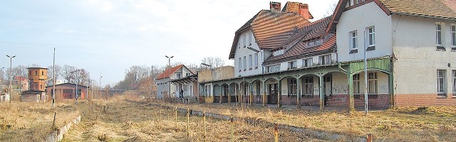 Tory przy opustoszałym dworcu kolejowym w Połczynie Zdroju zarosły trawą i chwastami.