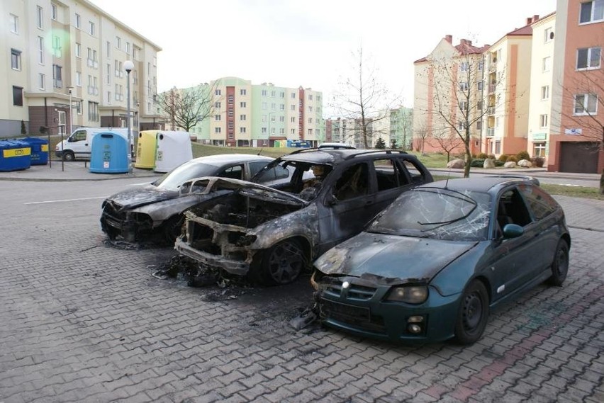 Pożar w Kaliszu: Spłonęły trzy samochody