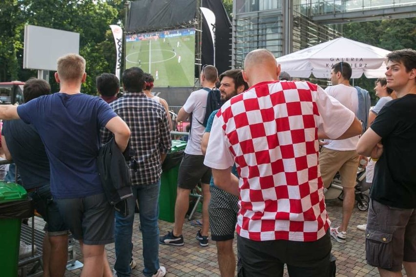 Finał MŚ 2018. Niesamowite emocje na meczu Francja - Chorwacja w Starej Zajezdni w Krakowie i pod Galerią Kazimierz [ZDJĘCIA]