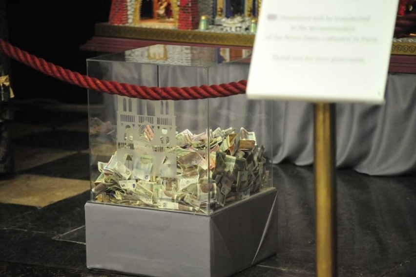 Kraków. Na Wawelu umieszczono szopkę prezentowaną w katedrze Notre Dame [ZDJĘCIA]