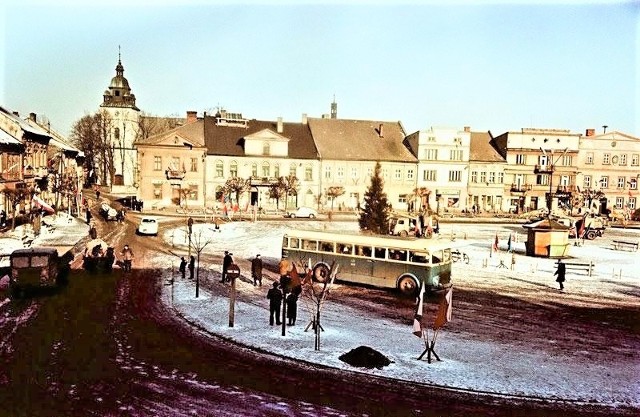 Rynek w Kętach zmieniał się wiele razy. Tak wyglądał na początku lat 60 na zdjęciu wykonanym przez Edmunda Witkowskiego, które autorowi opisów Markowi Nyczowi przekazał jego syn Stanisław Witkowski. - Zobaczcie jaki oszałamiający ruch panował wtedy w centrum miasta. Po Rynku można było chodzić z zamkniętymi oczami - pisał Marek Nycz.Na głównej płycie - jak widać - był przystanek autobusowy, a centralnie stał kiosk. Ten motyw z kioskiem na środku Rynku będzie się jeszcze przewijał na powojennych fotografiach.