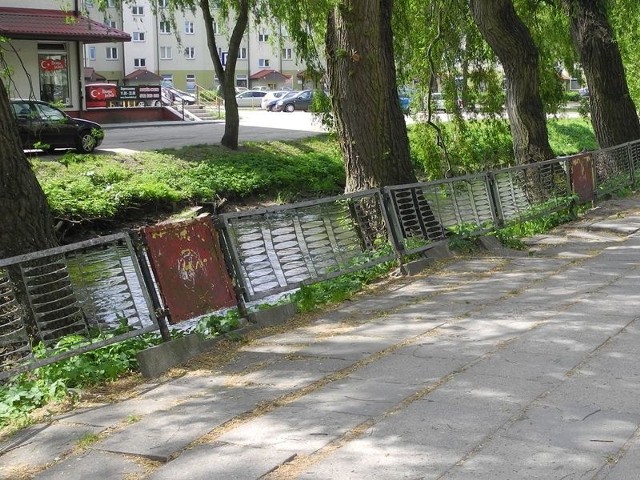 Bulwary nad rzeką Łeba wyglądają paskudnie. Na razie się to nie zmieni.