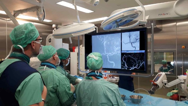 Implantację stentu modyfikującego przepływ krwi w średniej wielkości tętnicach mózgowych przez cewnik Gamma wykonano w nowoczesnej, hybrydowej sali operacyjnej w Mazowieckim Szpitalu Specjalistycznym na radomskim Józefowie.