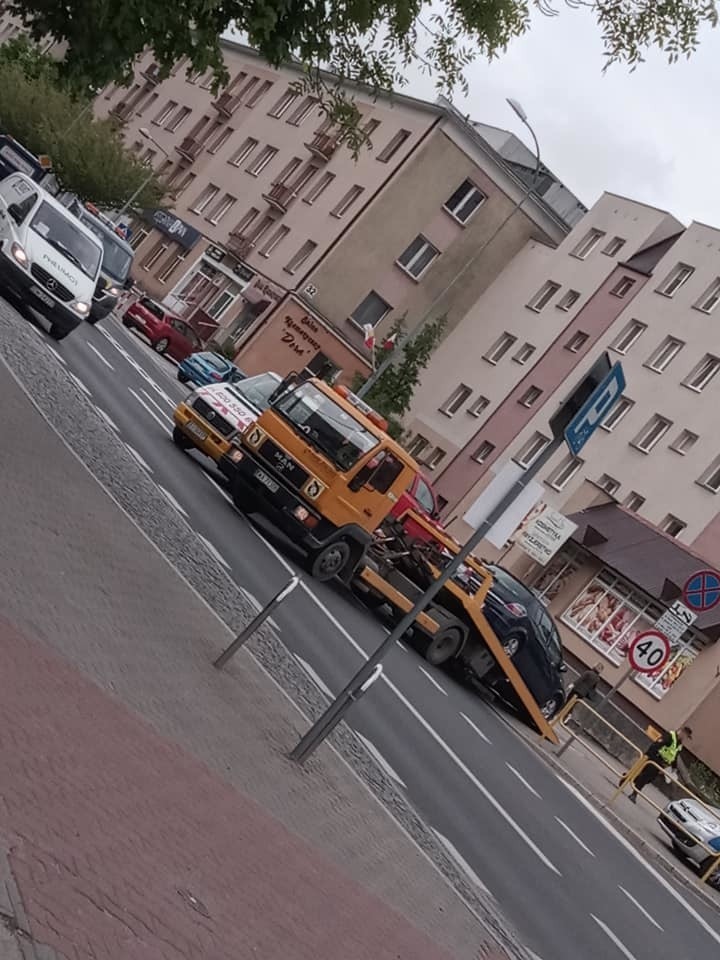 Lawety wywożą auta z ulicy Mickiewicza