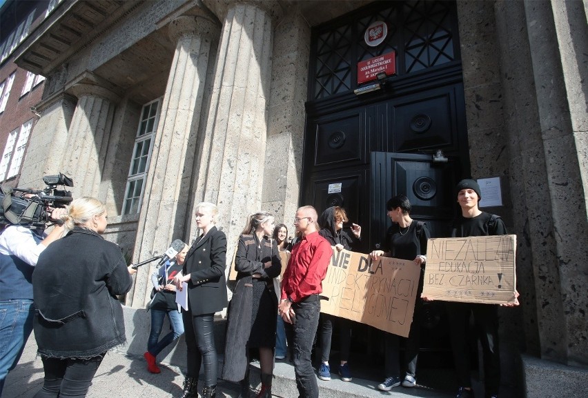 Protest przeciwko Ministrowi Czarnkowi pod II Liceum...