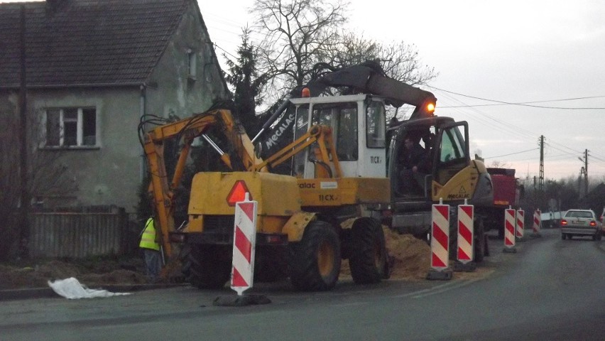 Wielkie korki na drodze Wrocław - Oborniki. Wszystko przez kawałek chodnika (ZDJĘCIA)