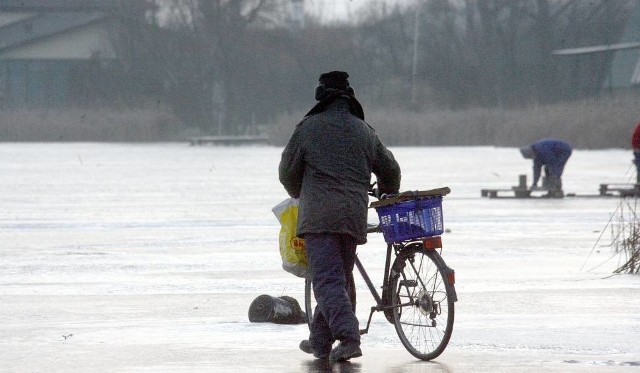 Lód, który pojawił się na zbiornikach, ma kilka centymetrów grubości. Co więcej, jego grubość  może być bardzo zróżnicowana i zależy od wielu czynników, których nie jesteśmy w stanie ocenić.