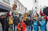 Rzeszów. Pomimo złej pogody mieszkańcy zagrali dla Tadeusza Nalepy [ZDJĘCIA]