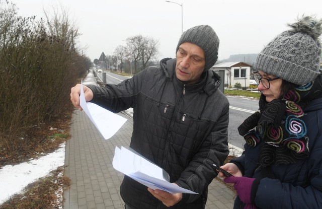 Brama ogródków działkowych istnieje od kilkudziesięciu lat. Dwa lata temu powstał chodnik, zjazdu nie ma