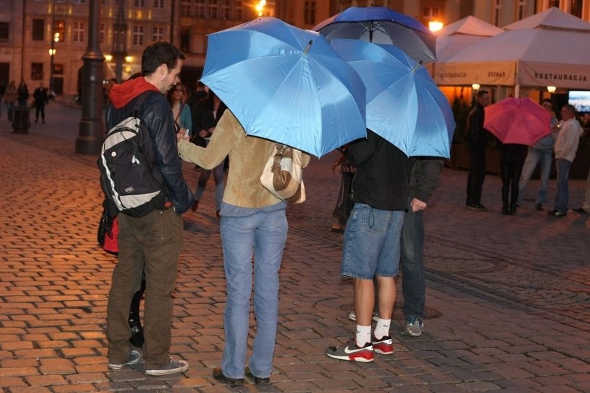 Kościół wymyślił konkurencję dla klubu go-go. Spacerujący z parasolami rozmawiają o Bogu (FOTO)