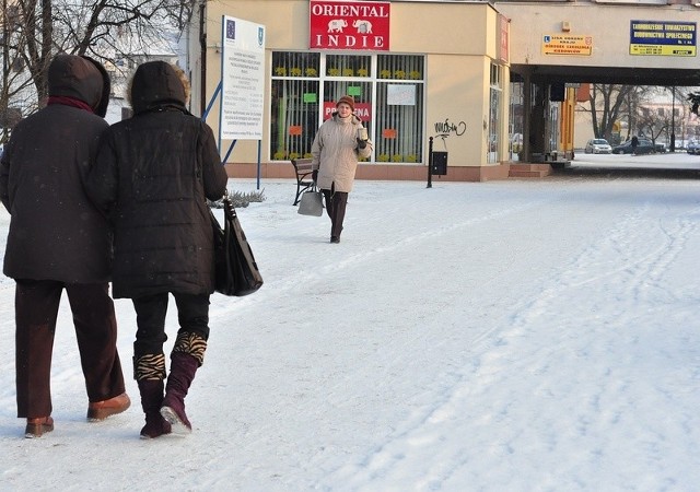 W poniedziałek na tarnobrzeskich trotuarach śnieg zalegał aż do godzin południowych.