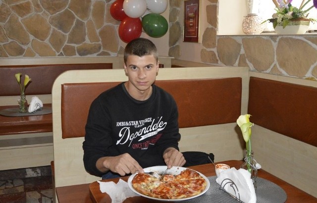 Pan Rafał, uwielbia pizzę z Piwniczanki. Odwiedził lokal także 4 października.