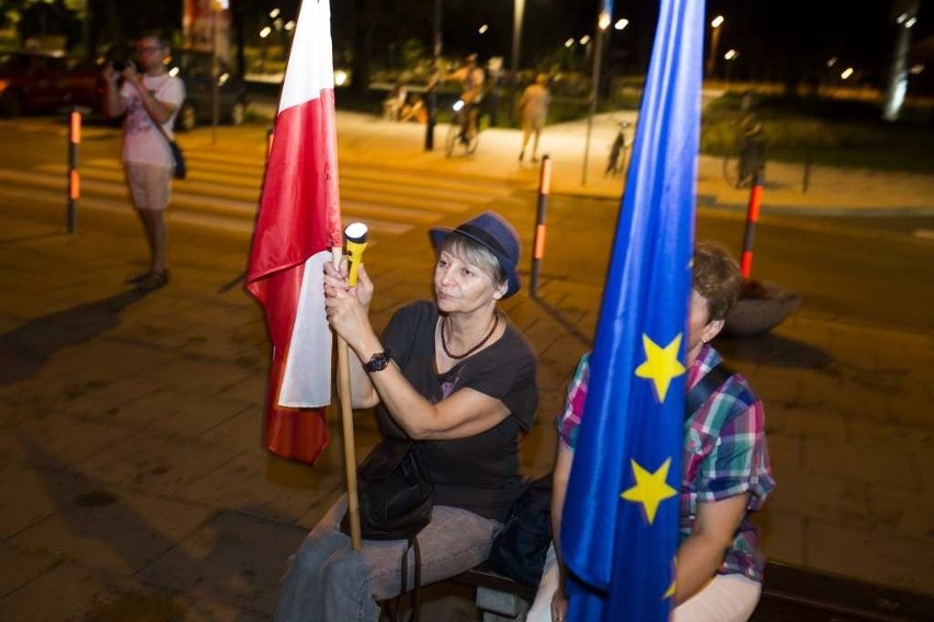 Kraków. Kolejna manifestacja pod budynkiem sądu okręgowego [ZDJĘCIA]
