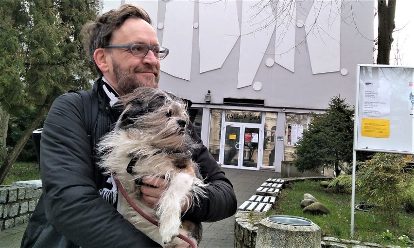 Pies Zdzisław jest gwiazdą wernisaży w Galerii BWA Zielona Góra. Teraz sympatyczny zwierzak wystąpi w telewizji śniadaniowej 
