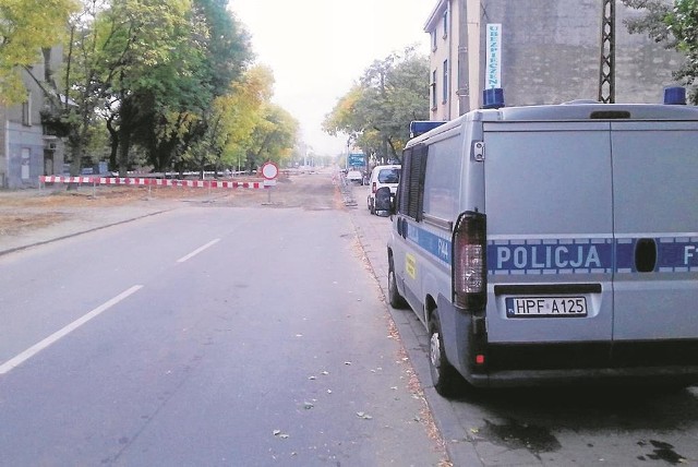 Wieczorem przed skrzyżowaniem zaparkował radiowóz, a policjanci obserwowali plac budowy.