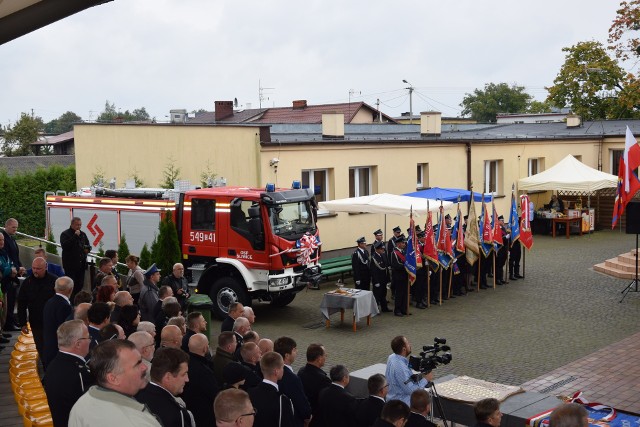 Druhowie ze Śliwic świętowali w sobotę 135-lecie powstania ich jednostki. Takiej wielkiej fety nie było jeszcze w historii, bo z okazji jubileuszu ochotnicy otrzymali zupełnie nowy wóz gaśniczy. - Jesteśmy dumni, że mieszkańców gminy będziemy ratować wozem na miarę XXI wieku. Na przestrzeni wielu lat nasza jednostka otrzymywała tej klasy co obecny  wozy używane, a teraz mamy całkiem nową jakość - mówi prezes OSP Śliwice Wojciech Malewicz.Oprócz nowego wozu druhowie mają nowy sztandar z sentencją "Bogu na chwałę, ludziom na ratunek". Na starym, pochodzącym z 1982 r. widniał jeszcze napis "W służbie ojczyzny ludowej", ale jak powiedział nam jeden ze strażaków ta treść na sztandarze nie przeszkadzała im efektywnie działać aż do dzisiaj. Dumny z nowego wozu jest też Daniel Kożuch - wójt gminy Śliwice, który też jest członkiem OSP. - Wraz z kolegami dokładnie przetestowałem nasz nowy nabytek, podczas jazdy od producenta z Bielska - Białej - mówi. Nowy wóz kosztował około 700 tys. zł. i został zakupiony ze środków samorządu województwa i budżetu gminy. Na uroczystość przybyły też delegacje pobliskich jednostek. Podczas rozmów w gronie druhów wspominano najczęściej akcje w czasie nawałnicy. Była okazja do rozmów o tym, co było i tym, co będzie. Najważniejsze jest dla nas to, że mamy narybek, chociaż mogło by być go więcej, może chłopaki ze Śliwic będą mieli jeszcze więcej chętnych, jak młodzież zobaczy, jakim cackiem będą mogli jeździć na akcje - powiedział nam druh z gminy Tuchola.