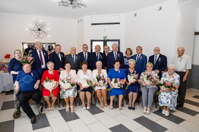 21 czerwca w środę zostały wręczone medale za długoletnie pożycie małżeńskie. Medale parom wręczył Burmistrza Miasta Radzionków oraz Wiceprzewodnicząca Rady Miasta Radzionków.