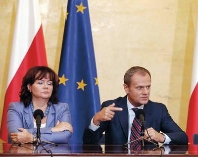 Barbara Kudrycka, minister szkolnictwa wyższego i premier Donald Tusk Fot. Tomasz Gzell (PAP)