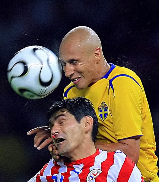 Henrik Larsson wygrywał powietrzne boje z Paragwajczykami. Czy Szwed poradzi sobie również z Anglikami?  