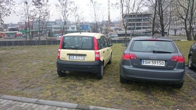 Samochody zaparkowane na trawniku w Strefie Kultury w...