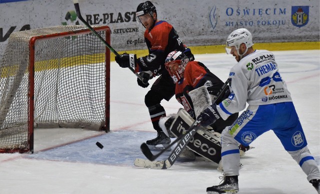 Ćwierćfinał hokejowego play-off (28 lutego 2022); Ciarko STS Sanok - Re-Plast Unia Oświęcim. Na zdjęciu Andrej Themar, zdobywca pierwszej bramki dla oświęcimian.