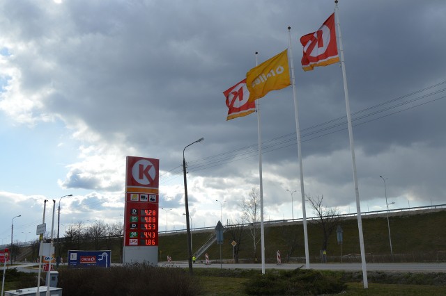 W związku z drastycznym spadkiem cen paliw na rynkach światowych wiele koncernów obniżyło ceny na stacjach. Ile za litr benzyny, oleju napędowego muszą zapłacić mieszkańcy Skarżyska? Ceny paliw na wybranych stacjach w powiecie skarżyskim na dzień 30 marca - więcej na następnych slajdach.