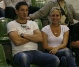 Czułości na trybunach - Słynny piłkarz ręczny Mirza Dżomba z uroczą żoną - gwiazdą telewizyjną na meczu w Kielcach (zdjęcia)