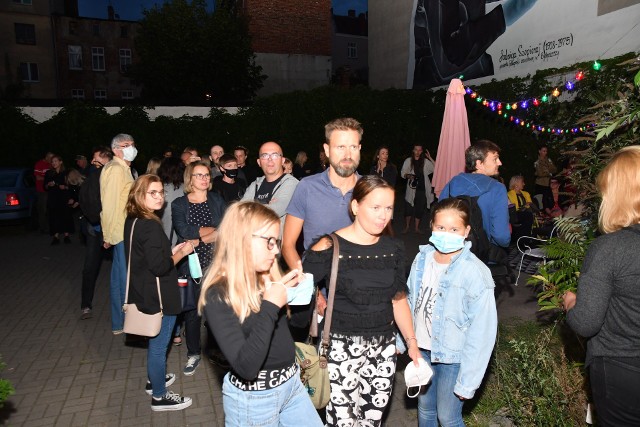 Fundacja Farbiarnia zaprosiła na pierwszą wystawę w czasach pandemii. We wtorek, 25. sierpnia odbył wernisaż prezentacji fotografii "Tabula Rasa" Marcina Szpaka z muzyką Stefana Węgłowskiego. Wystawę będzie można oglądać do 9 września br.