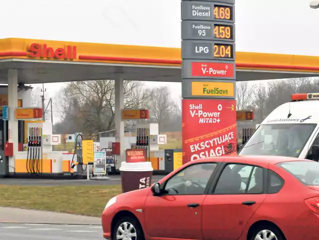 Cennik na stacji paliw Shell w Koszalinie, u zbiegu ulic Szczecińskiej z ul. Syrenki. Tutaj w weekend olej napędowy mieli już po 4,69 zł za litr. Podobnie było na Statoil i BP. To najwyższe ceny w kraju!