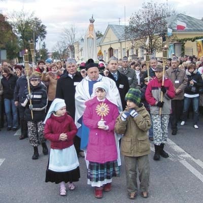 Procesja z kościoła Matki Bożej z Góry Karmel do ołtarza polowego przy bazylice była końcowym akcentem pielgrzymki mającej miejsce w stu parafiach diecezji drohiczyńskiej