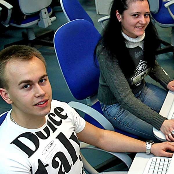 Paweł Szejnar, student turystyki i Olga Polanska, studentka ekonomii na WSIiZ są przekonani, że wybrali studia, które dają szansę na znalezienie posady.