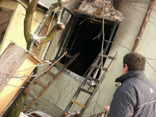 Wypalone wnętrze mieszkania, w którym zginął mężczyzna.