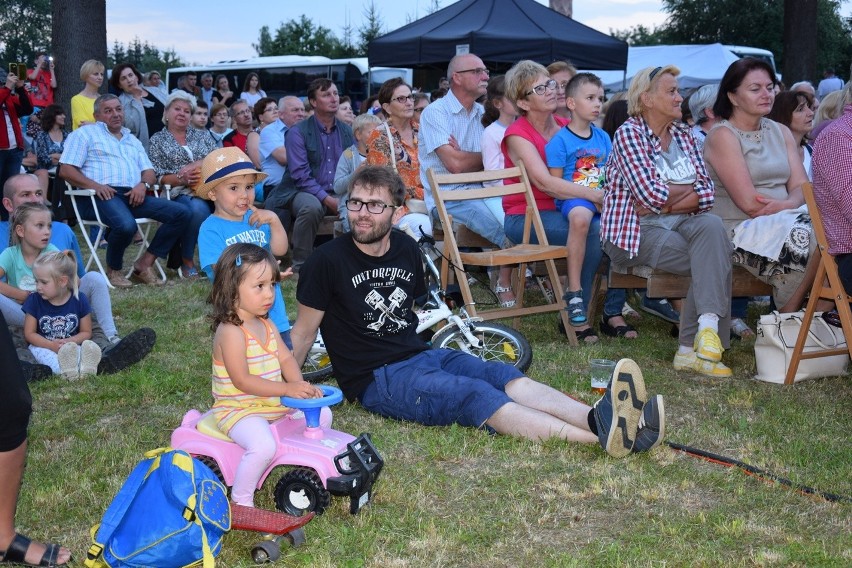 Sękowa. Koncert galowy Festiwalu Świat pod Kyczerą. Prezentacje trwały do późnej nocy. Publiczność gorąco oklaskiwała artystów