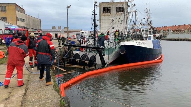 Aktualizacja: Akcja ratownicza zakończyła się około godziny 11:00, gdy z jednostki wypompowano wodę i ją uszczelniono. W najbliższych dniach specjalnie powołana komisja będzie badać przyczynę jej tonięcia.----------------------------------------Z nieustalonych jeszcze przyczyn w poniedziałek (30 grudnia)  nad ranem w usteckim porcie zaczął tonąć kuter Ust-155. W akcji ratowniczej uczestniczą właściciel, ratownicy Morskiej Służby Poszukiwania i Ratownictwa oraz dwa zastępy Państwowej Straży Pożarnej. Kuter zaczął tonąć od strony rufy. Właściciel wynajął dźwig, który go podtrzymuje. Wspomagają go ratownicy i strażacy, którzy wystawili pompy do wypompowywania wody oraz stworzyli zabezpieczenie przed wpływaniem do kanału paliwa. Akcja jeszcze trwa.Sztorm na Bałtyku. Cofka w usteckim porcie.