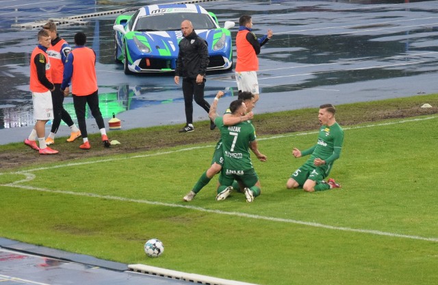 W 30 kolejce Fortuna 1 Liga, Radomiak Radom pokonał Sandecję Nowy Sącz.Radomiak - Sandecja 3:0 (1:0)Bramki:  1:0 Dominik Sokół 23, 2:0 Leandro Rossi 51 z karnego, 3:0 Dominik Sokół 53.Radomiak: Kochalski - Jakubik, Cichocki, Bodzioch, Abramowicz - Nascimento, Karwot - Leandro (60 Fortes), Gąska (75 Mikita), Kozak (85 Banasiak) - Sokół (85 Bogusz).Sandecja: Pietrzkiewicz – Piter-Bućko (69. Kuźma), Dziwniel, Danek, Boczek – Walski, Chmiel (69. Małkowski), Ogorzały, Hajda, Kasprzak (58. Żołądź) – Błanik (59. Prochownik).Sędziował: Wojciech Myć (Lublin).Koncert gry podopiecznych trenera Dariusza Banasika, piłkarzy Radomiaka i efektowna wygrana z Sandecją Nowy Sącz. Zielonych do wygranej dopingowali fani Radomiaka, których na trybunach zjawiło się około 1000.W 23 minucie po zagraniu Meika Karwota do Dominika Sokoła, ten drugi wykorzystuje błąd bramkarza Sandecji i umieszcza piłkę w siatce.Wymarzony był początek drugiej połowy dla Radomiaka. Najpierw arbiter podyktował rzut karny za faul na Miłoszu Kozaku. Jedenastkę na gola zamienił Leandro Rossi. Za kilka chwil już było 3:0, ponownie Dominik Sokół pokonał bramkarza Sandecji. Dominik Sokół tym samym sprawił sobie super prezent, do w niedzielę obchodził swoje 22 urodziny. 30 urodziny miał także 16 maja inny futbolista Radomiaka, Dawid Abramowicz.Wszystkie najlepszego.ZOBACZ ZDJĘCIA Z MECZU>>> 