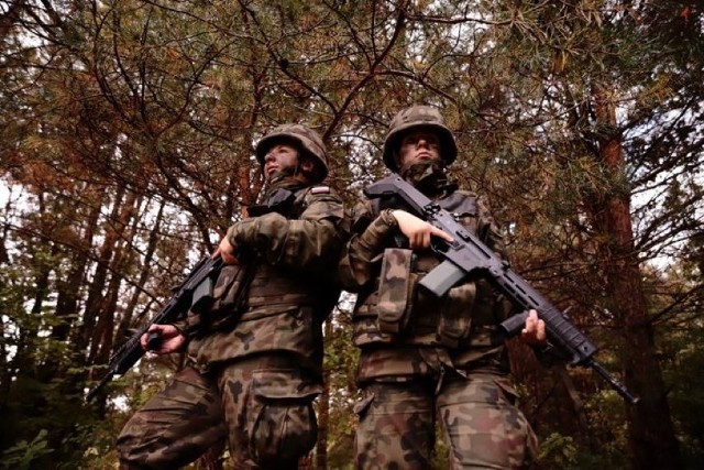 Silna i wyposażona w nowoczesny sprzęt armia jest gwarancją naszego bezpieczeństwa – napisał na Twitterze Mariusz Błaszczak.