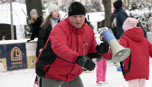 Tłum na lodowisku w Grudziądzu. Rozpoczęły się zajęcia rekreacyjne na lodzie z instruktorem sportowym Grzegorzem Jendraszkiem.