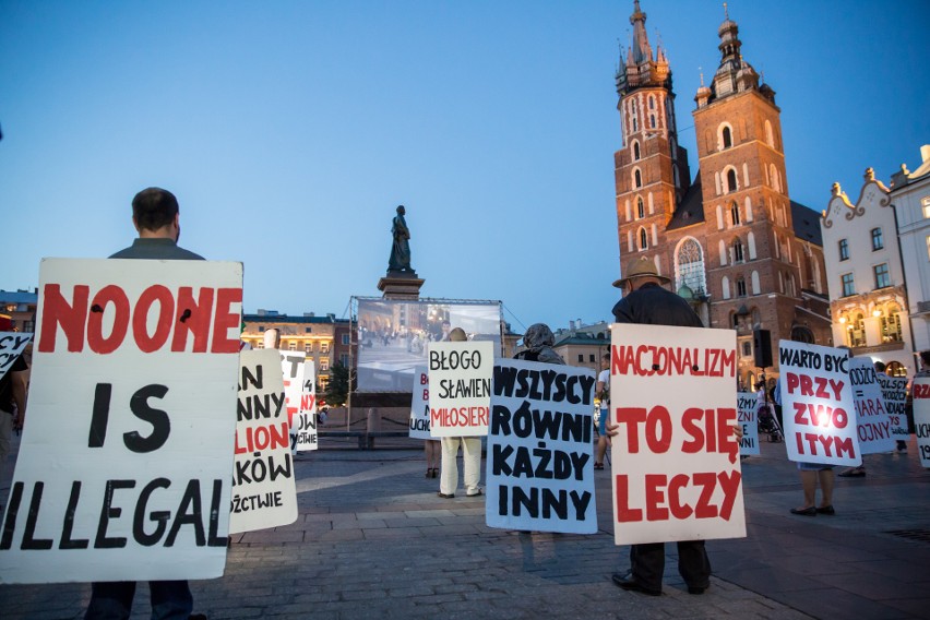 "Bój się Boga nie uchodźców". Happening KOD w Krakowie [ZDJĘCIA, WIDEO]