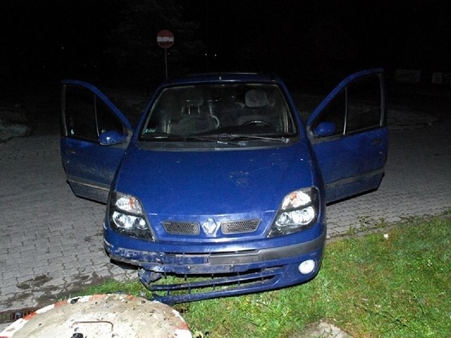 Renault scenic, który kierowany był przez pijanego kierowca, "zatrzymał się&#8221; na studzience przy ulicy Słomki na osiedlu Dzików w Tarnobrzegu.