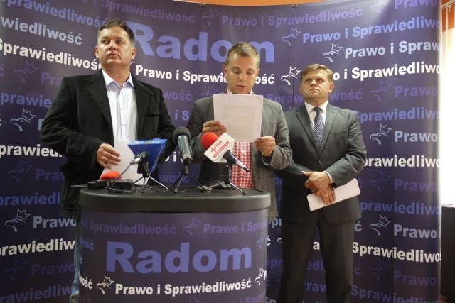 - Deklaracje lokalnych polityków Platformy nijak się mają do tego, co mówią ministrowie - mówią Dariusz Wójcik (od lewej), Jakub Kowalski i senator Wojciech Skurkiewicz.