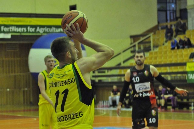 Koszykarze Siarki Tarnobrzeg (w żółtych koszulkach) po dramatycznym meczu pokonali rywali z Nysy.