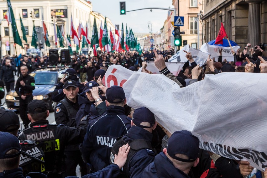 Marsz ONR w Warszawie [ZDJĘCIA] Narodowcy świętowali, Obywatele RP chcieli zablokować pochód