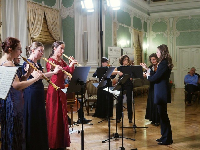 Pałac Branickich. Aula Magna. Koncert Muzyka Mistrzów Baroku. Zespół Muzyki Dawnej Diletto pod dyr. Anny Moniuszko. Luise Baumgartl, Katarzyna Pilipiuk, Małgorzata Józefowska