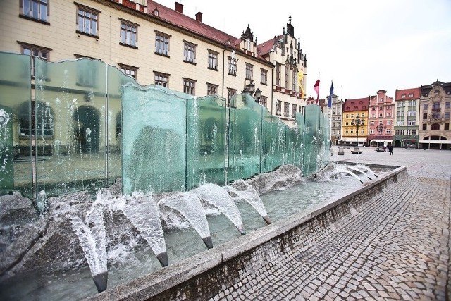 Do miejskiego biura rzeczy znalezionych trafiają przedmioty znalezione w różnych miejscach, takich jak pociągi, autobusy tramwaje, a także pozostawione na ulicy oraz przyniesione jako znalezione na policję.Obecnie lista liczy ponad 720 pozycji. Najczęściej wrocławianie gubią telefony, plecaki, kurtki i portfele - chociaż nie tylko. Jeżeli któryś z przedmiotów wydaje Ci się znajomy, informację telefoniczną na jego temat można uzyskać w godzinach pracy biura pod numerem: 71 376-08-96.Zobaczcie niektóre z przedmiotów znajdujących się obecnie w miejskim biurze rzeczy znalezionych na kolejnych slajdach - posługuj się myszką, klawiszami strzałek na klawiaturze lub gestami