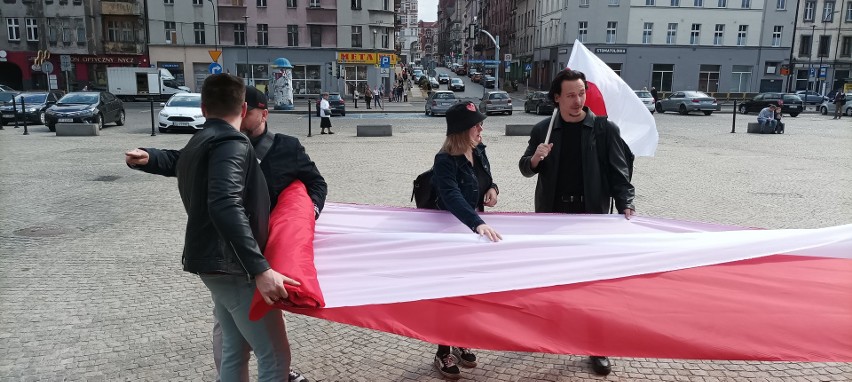 Święto flagi 2022 w Bytomiu. Mieszkańcy utworzyli stumetrową flagę! Zobaczcie zdjęcia 
