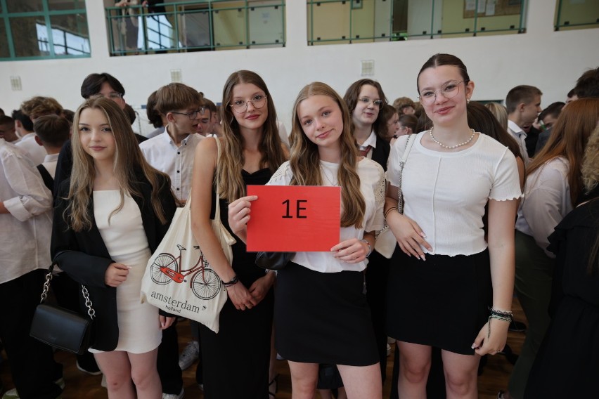 Uroczyste zakończenie roku szkolnego w VI Liceum Ogólnokształcącym mienia Juliusza Słowackiego w Kielcach. Zobaczcie zdjęcia