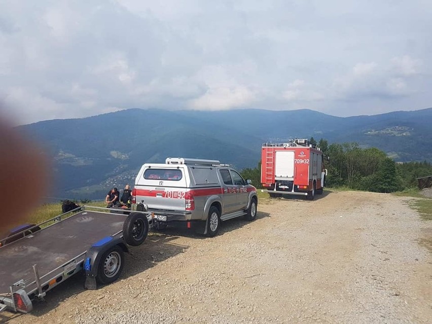 Wyciek gazu na górze Żar. Strażacy zostali wezwani przez turystów, szukają źródła wycieku