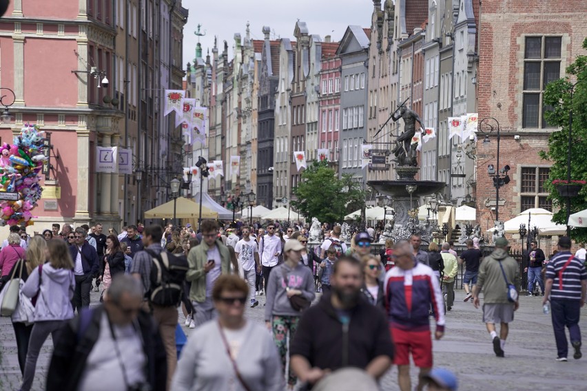 Gdańsk znów tętni życiem! Na ulicach tłumy spacerowiczów w...